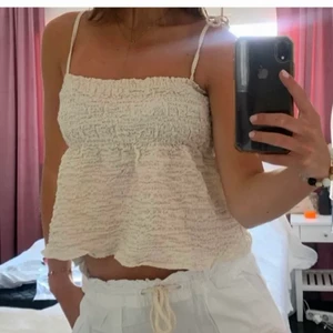 Topp - Säljer denna zara topp andvänd ca 2 gånger 💕buda bara om du vet att du kan köpa!