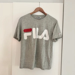 FILA t-shirt strl S - Köpt för ca 3 år sedan från Junkyard då jag var besatt av FILA. Använt endast ett fåtal gånger.