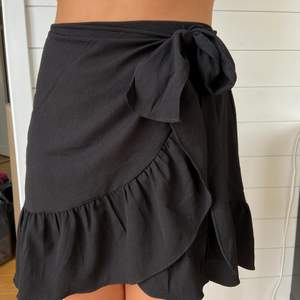Superfin kjol från veromoda i storlek L, aldrig använd med prislappen kvar. Köpt ny för 300 kr säljer för 200 kr men priset kan diskuteras💛