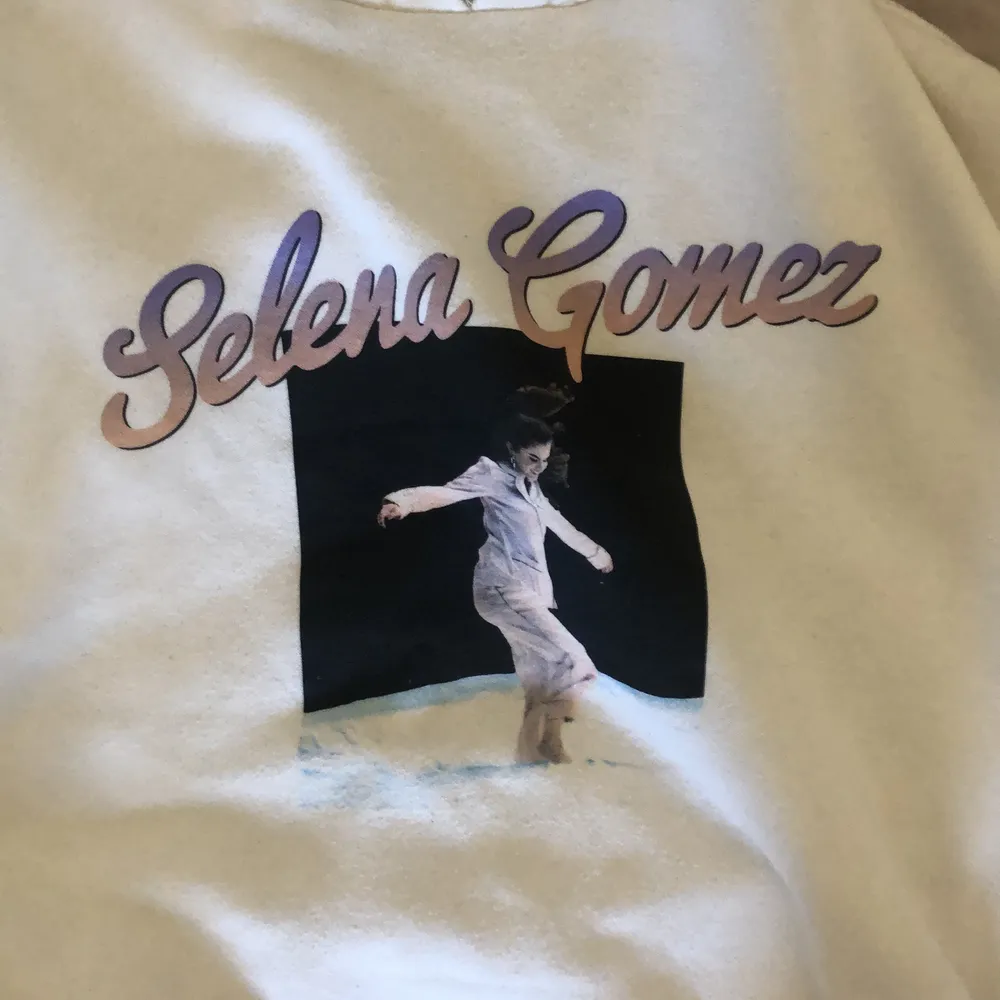 Vit hoodie från h&m. Selena Gomez står det över bröstet med en bild. Storlek S men väldigt liten i storleken, passar en som har 146/152. Köparen står för frakten. . Hoodies.