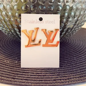 LV/CC Öronhängen  - Guldiga LV/CC Öronhängen, Ej äkta! Helt NY! Hämtas i Lessebo eller fraktas mot fraktkostnad spårbar 66kr extra. Filmar alltid när jag postar, eller skickar med spårbar frakt. Skriver alltid avs! Jag garanterar en snabb och pålitlig affär! 🎀