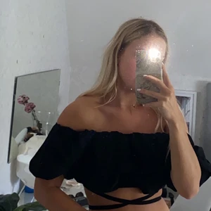 super fin festtopp ifrån zara - säljer den här superfina toppen från zara🌸🌸 toppen har blus material och knytning runt magen🌸 frakt tillkommer