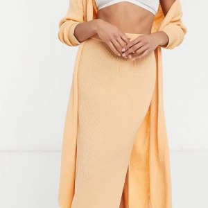 Orange stickad kjol - Världens skönaste kjol, jag andvänder den dock inte! Knappt andvänd,köpt för 350kr säljer för 240kr,den går inte att köpa i butik längre. Bilder går att efterfråga💕