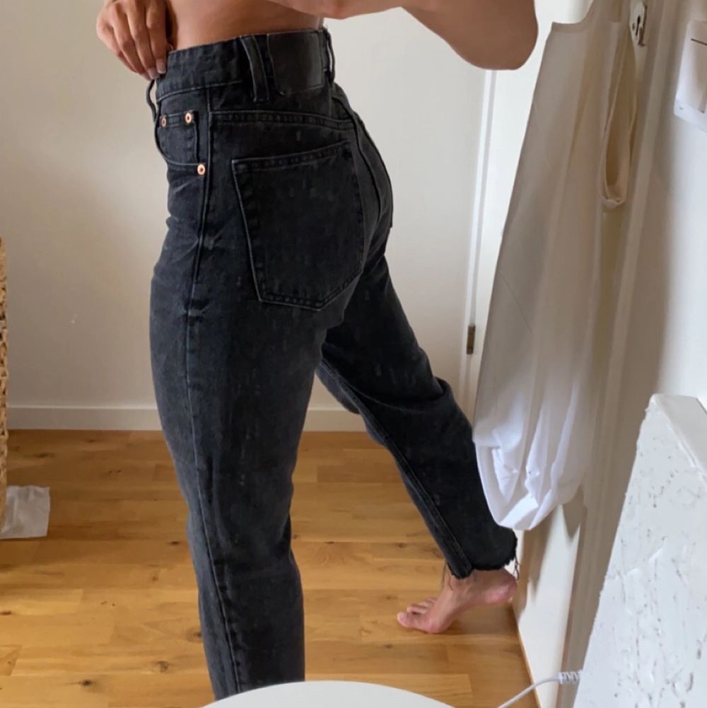 Stentvättade svarta jeans från Zara. Slitningar där nere och högmidjade!🤎. Jeans & Byxor.