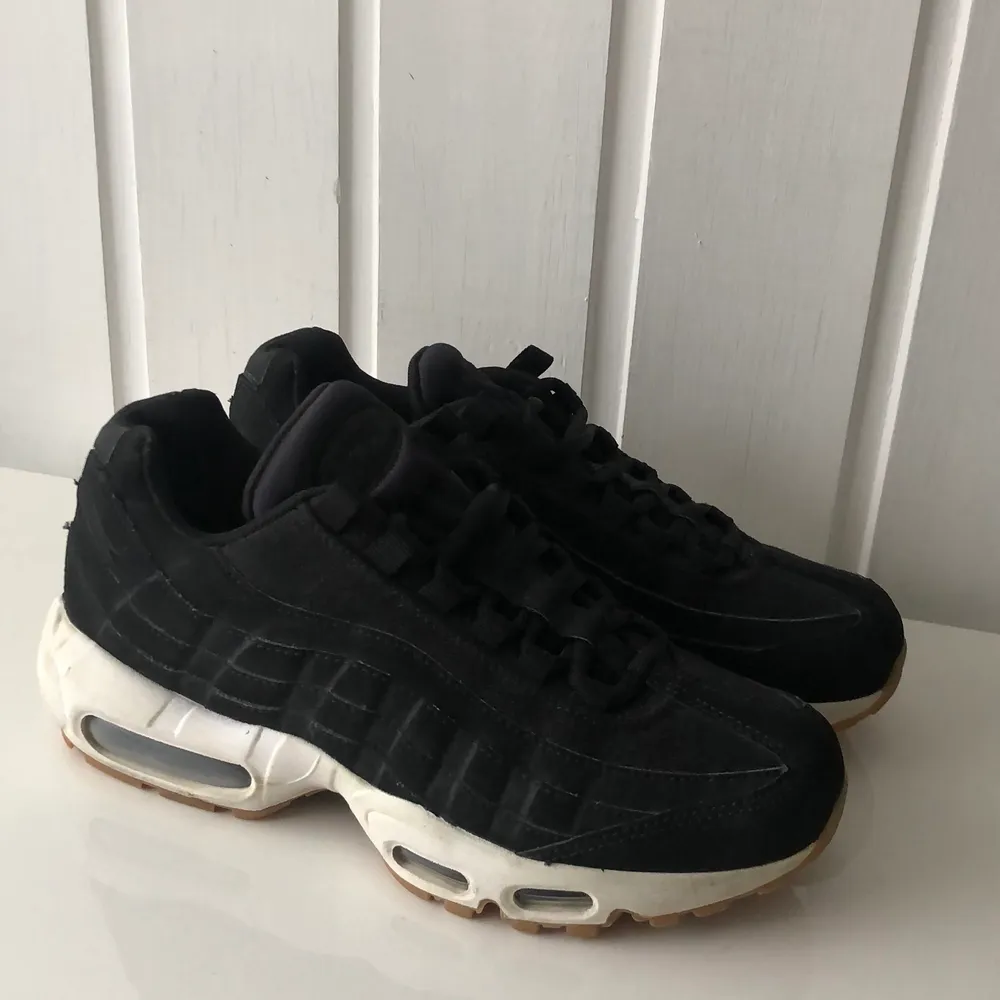 Säljer Nike air Max 95 i bra skick! De är i storlek 38,5, köpte för 1795kr på zalando säljer för 390kr. Vid fler frågor skicka gärna ett privat meddelande 💕(första bilden är lånad). Skor.