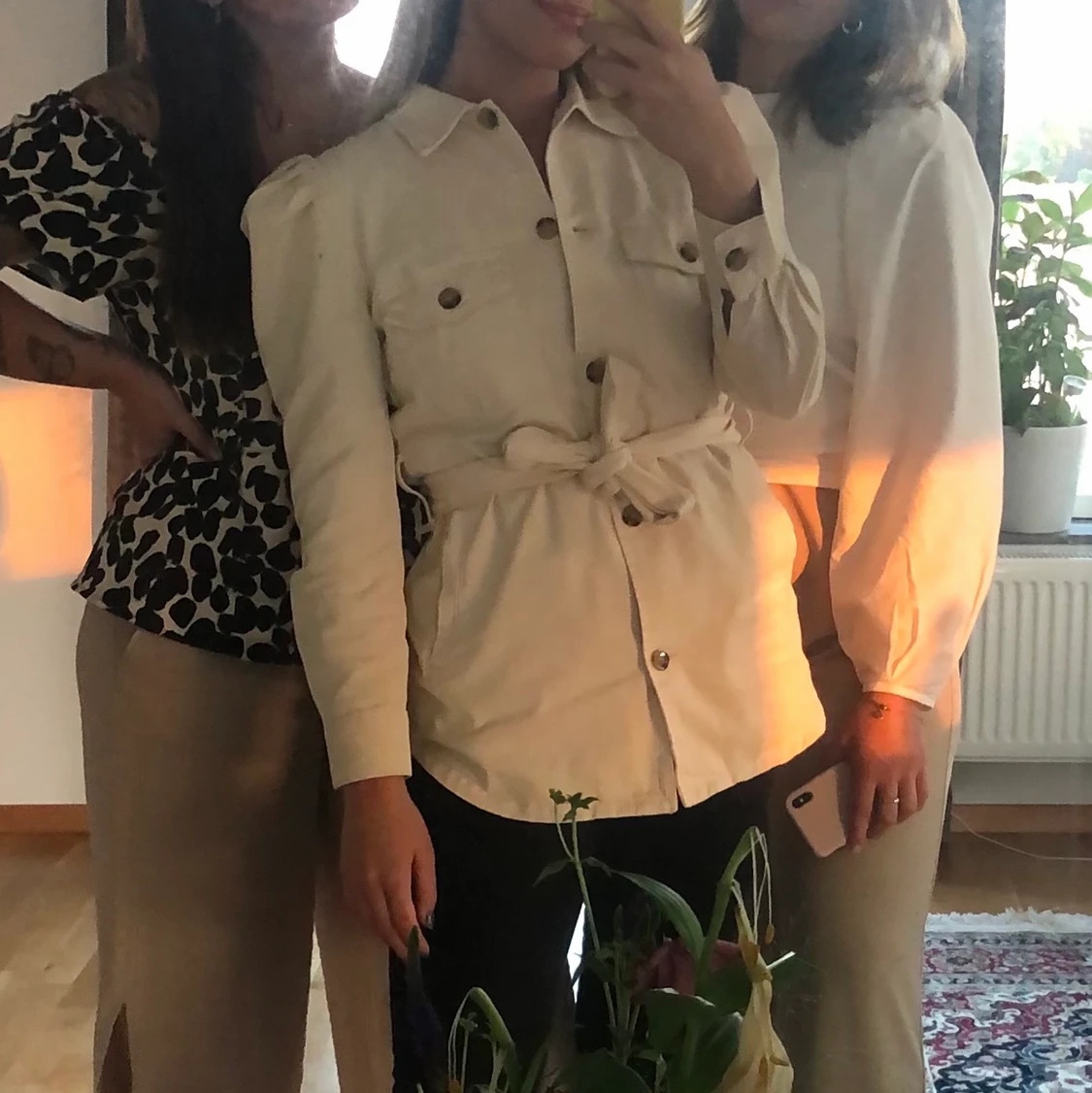 Beige skjorta med puffade axlar