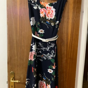 Klänning  - mörkblå klänning. Lämplig för sommaren och mycket bekväm.