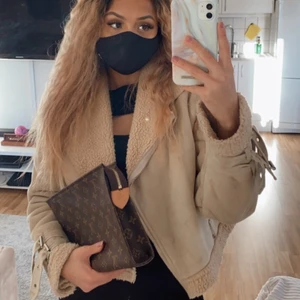 Jacka  - Jacka från prettylittlething, sparsamt använd 