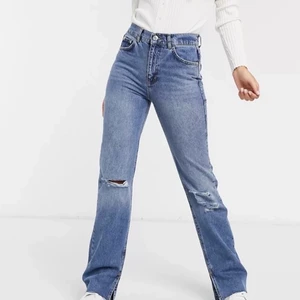 Pull and bear jeans  - Lånade bilder förutom den i mitten. Säljer dessa jeans från pull and bear i storlek 38 men passar mig som är 36. Snygga med slits och slitningar. Aldrig använda 
