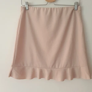 Omlott Kjol Strl L - Fin Blush/Puder Rosa Omlott Kjol i strl L sitter mer som M på mig men jag är 165cm och väger 80kg. 