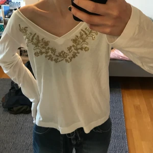 Tröja från esprit  - Jättefin tröja från esprit med broderi! Väldigt tunt och luftigt material! 