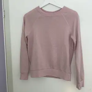 Ljusrosa sweatshirt från HM divided, storlek Xs, säljer då den är för liten på mig 