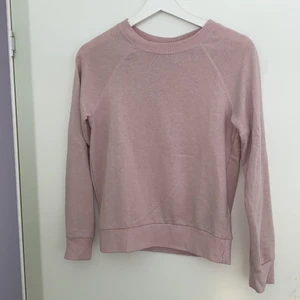 Rosa sweatshirt  - Ljusrosa sweatshirt från HM divided, storlek Xs, säljer då den är för liten på mig 