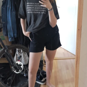 Sweatshorts - Typ helt nya trendiga sweat shorts från Bershka, svarta med ett litet tryck på sidan. Använda cirka 3 gånger på 4 månader. 