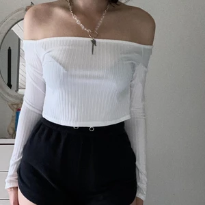 Off-shoulder topp 🤍 - Vit off-shoulder topp, ett måste i garderoben 🤍 I väldigt fint skick! Står ingen storlek men uppskattar den vara S/M, den är stretchig och i bekvämt material 🖤 Skriv privat om du har frågor!