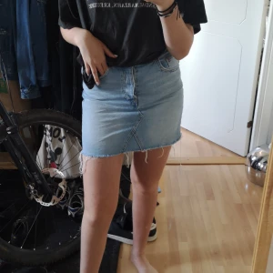 GT Jeans kjol  - Jeanskjol från 2019,använd cirka 4 gånger på skolavslutningarna. Fin och i princip helt ny. 