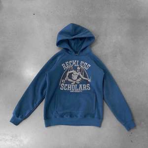 Helt ny och oanvänd hoodie från Reckless Scholars. Skickas med original tags samt förpackning. St L. Billigare vid snabb affär. 