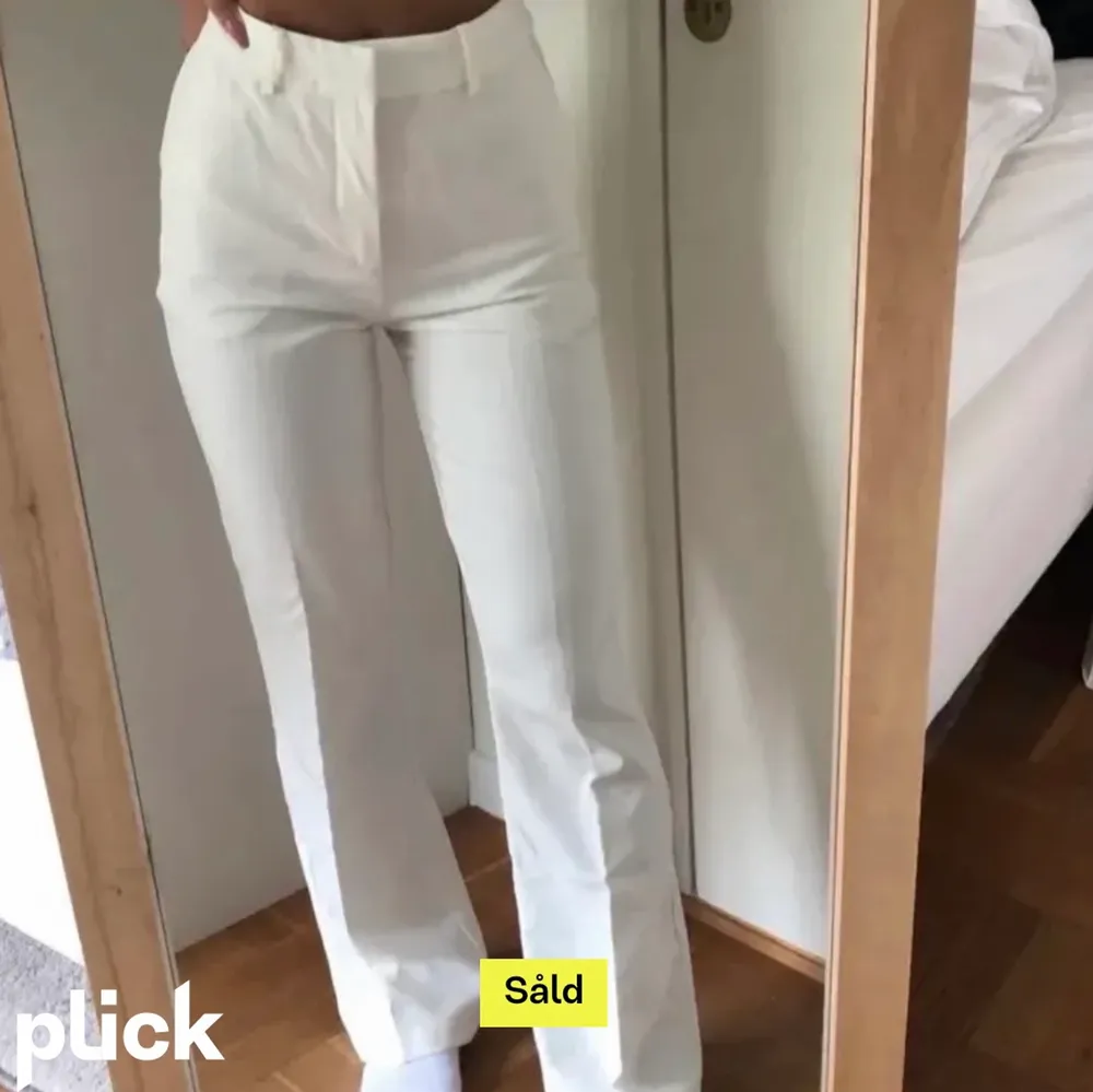 Vita kostymbyxor från BikBok. Endast använd 1 gång, så i princip nyskick! Storlek 38, men sitter precis som 36. Lånad bild, men kan skicka egna om så önskas💚 . Jeans & Byxor.