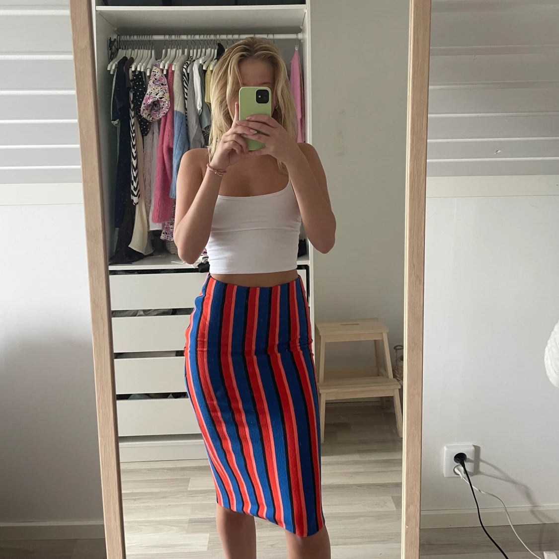 Randig medellängds kjol