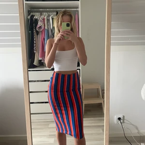 Randig medellängds kjol - Randig medellängds kjol från Bershka, sitter jättebra men inte använd på länge. Storlek M men sitter jättebra på mig som är en S för det mesta, kan även funka på en XS.