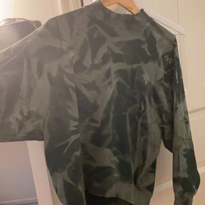 Monkl hoddie - Monkl Hoddie i ett militärgrönt mönster, supersnygg och mysig.