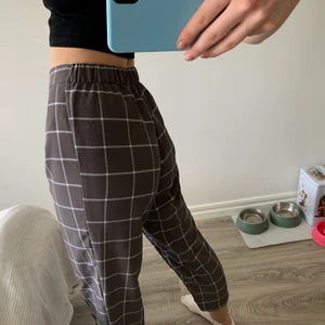 Byxor från hm - Säljer dessa byxor i storlek S från hm. Inte mycket använda. Jag är 175 cm💞