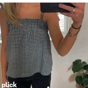 Topp - Säljer min rutiga topp från hm💜