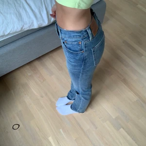 vintage levis jeans - supersnygga lågmidjade jeans från levis. Superfint skick och bra längd på mig som är 173 lång. 