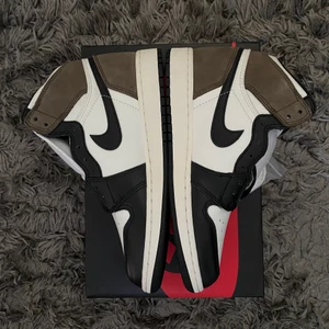 Jordan 1 Mocha, strl. 39, DS - Jordan 1 mocha, DS (oanvända/ nya) strl. 39, us 6,5. Om ni har frågor eller bud (rimliga) är det bara att höra av er. (: