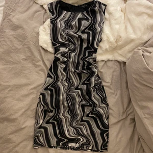 Trendig klänning - Säljer denna riktigt snygga och trendiga klänning från STOCKH LM. Endast använd en gång, alltså nyskick! Storlek 36 men passar också bra på mig som har storlek 34☺️ Skriv privat för mer info och mer bilder. Köparen står för frakt!