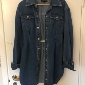 En jeansklänning från prettylittlething. - Jeansklänningen i storlek s men passar M  har två slitsar vid sidan, stretchig vid midjan vilket formar din midja lite extra.