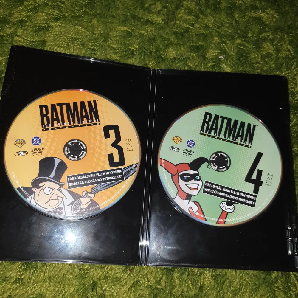 Batman DVD- 3 till 4. Älskade dom här filmerna i barndomen, Var riktigt kul att kolla igenom igen. Om du har nån som gillar batman eller gillar batman själv borde du köpa den här till den personen eller dig själv😆👍🏼. Övrigt.