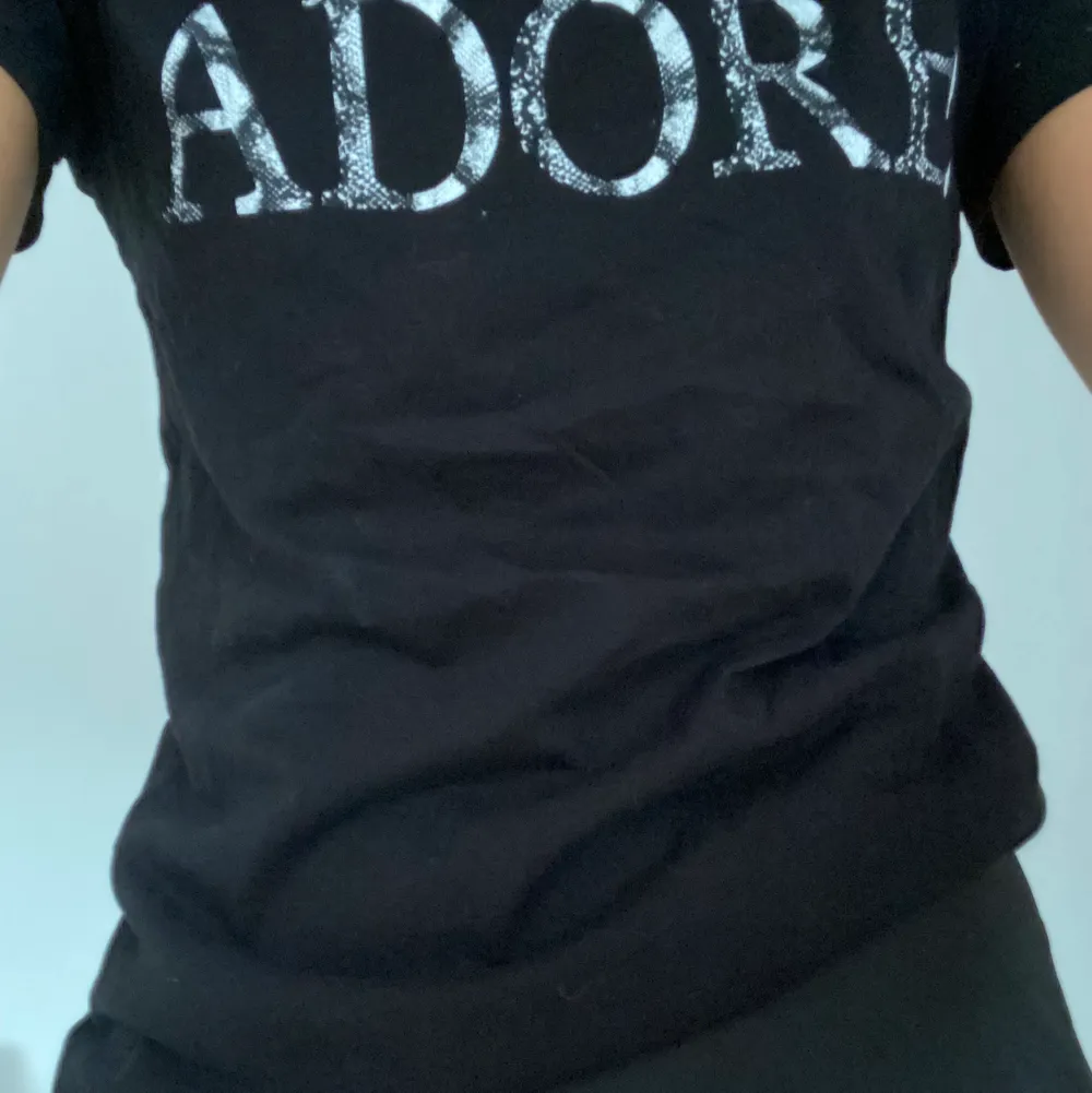 Så lätt matchad och lite roligare än en helt svart t shirt! Köptes på MQ och trycket är i ormskinsmönster. 40kr + frakt💞. T-paidat.