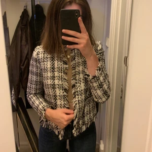 Network - En väldigt fin kavaj från märket Network. Prislappen är kvar. Endast använd en gång för att ta fotot. Storlek Small.