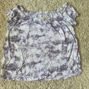 Hollister off shoulder T-shirt  - Välanvänd men inga fel. Vitgrå och blågrå spräcklig T-shirt som kan användas som vanligt och som off shoulder. Stl L men passar både M och XL