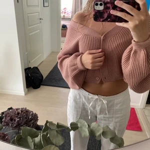 Rosa kofta med tre knappar - Säljer en söt rosa kofta med tre knappar på 💕💞 Tar ej bud under 100kr