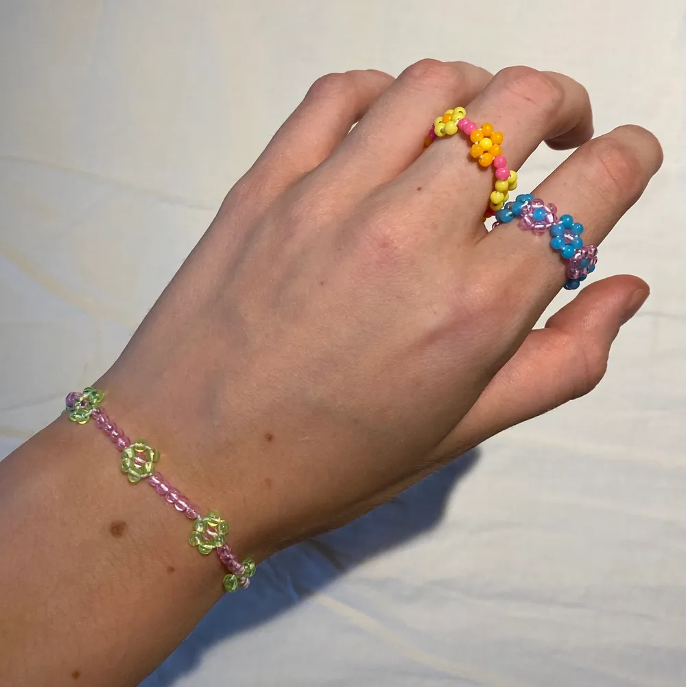 Armband och ringar med elastisk tråd🧡 Armband - 30kr + frakt Ringar - 20kr/st + frakt 💛 Frakten ligger på 12kr⚡️ Det går också att önska andra färger och designs!. Accessoarer.