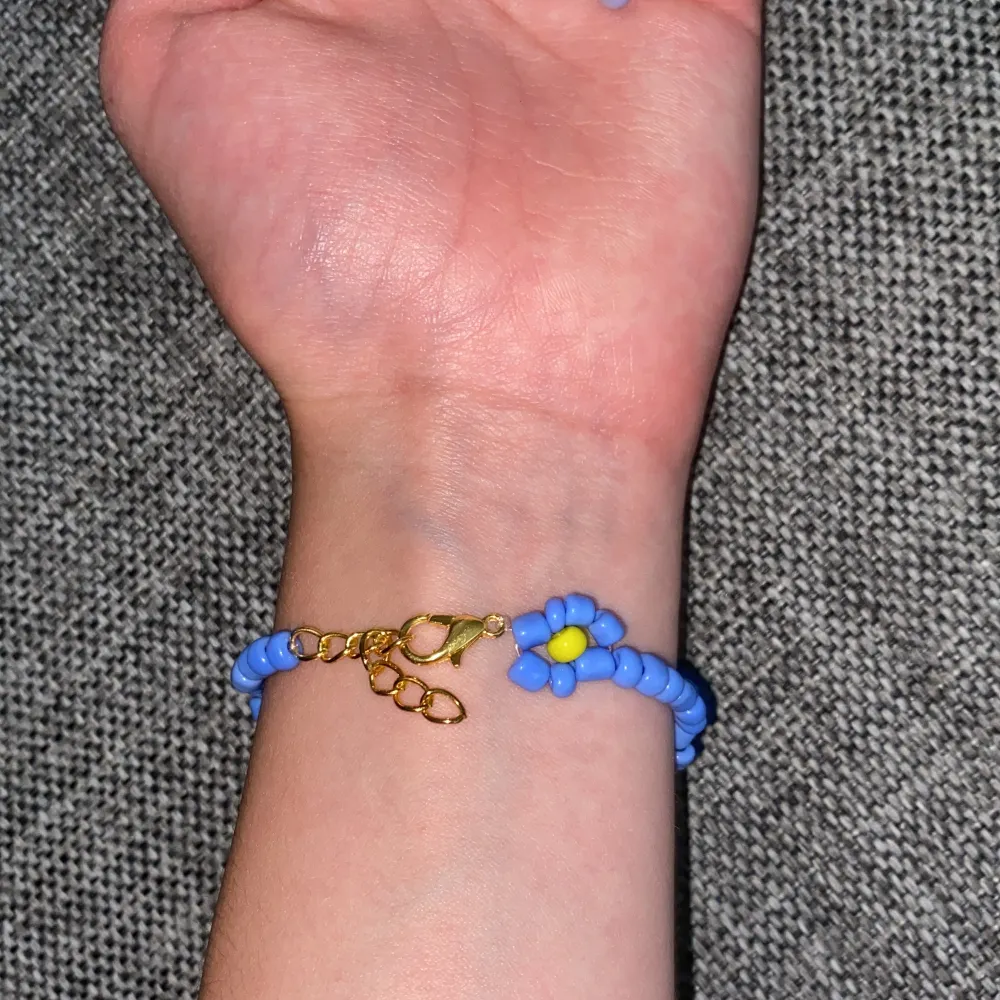 Armband med blågula blommor! Går att justera storleken lite! Kontakta mig om du är intresserad!. Accessoarer.