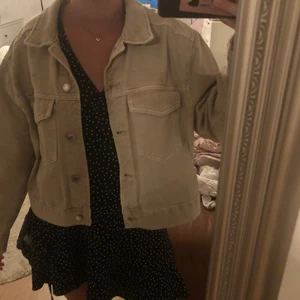 Beige jeansjacka - Beige jeansjacka från ginatricot i en lite kortare modell. Har vanligtvis storlek xs men denna tog jag i L för att den skulle sitta lite mer oversized. Den är i mycket bra skick!!🤎