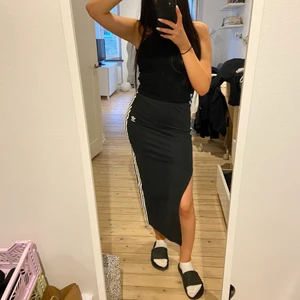 Adidas kjol - Jävligt snygg långkjol från Adidas med slit. Köpt på Urban Outfitters 🖤 Frakt tillkommer, 63kr spårbart 🖤
