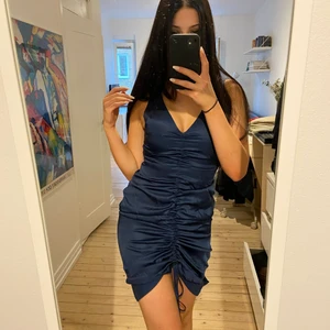 NA-KD klänning  - Supersöt och smickrande klänning från NA-KD som går att justera efter hur lång/kort och tight man vill ha den 🖤 Frakt tillkommer, 63kr spårbart🖤