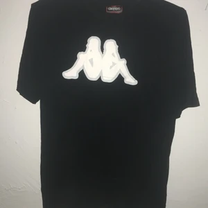 Kappa T-shirt  - Svart kappa T-shirt i storlek m