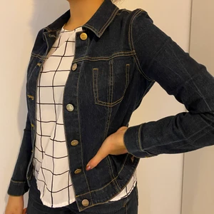 Mörk jeansjacka - Mörk jeansjacka i mycket bra skick. Stl 34/S. Pris: 80kr