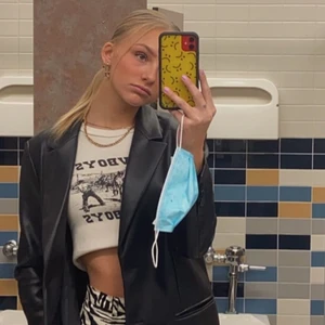 Brandy Melville topp - Jag säljer denna superfina brandy toppen i nyskick!💞💖 Den har inte kommit till användning och bara ligger i garderoben. Frakt tillkommer💜💜💞💞💖 toppen är verkligen helt perfekt till vardagen och går att matcha med mycket!😍😍 köptes för ungefär en månad sen.