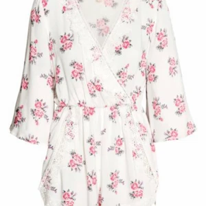 Jätte fin playsuit stl 36 - Fin juimpsuit, byxdress, playsuit, stl 36. Luftigt och svalt material. Spetsdetaljer. 