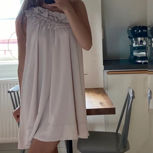 One shoulder klänning - Ljusrosa klänning från HM sedan flera år tillbaka. Från deras dåvarande premiumkollektion. Aldrig använd och passar XS och S