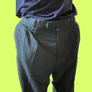 Rutiga kostymbyxor - Thriftade kostymbyxor i ett rutigt mönster, går även över skorna/ foten vilket är väldigt trendigt! 