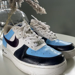 Nike air force 1 - Egen målade Nike air force i storlek 37,5. Fint skick och sparsamt använda. Frakt ingår ej i priset💜💜💜
