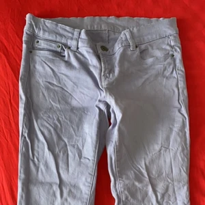 Låtmidjade lila jeans - Färgen syns inte i bilden, men jeansen är en väldigt fin ljuslila färg. Köparen står för frakten.