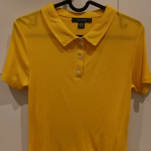 Gul t-shirt/croptopp  - Gul t-shirt/croptopp från Primark i storlek S 💛Oanvänd. Frakt tillkommer 💕